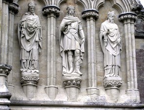 성 엘페고와 에드문도와 성 토마스 베케트_photo by Arpingstone_on the facade of the Cathedral Church of the Blessed Virgin Mary in Salisbury_England UK.jpg
